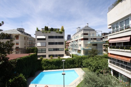 Urbanizacion privada con jardín y piscina